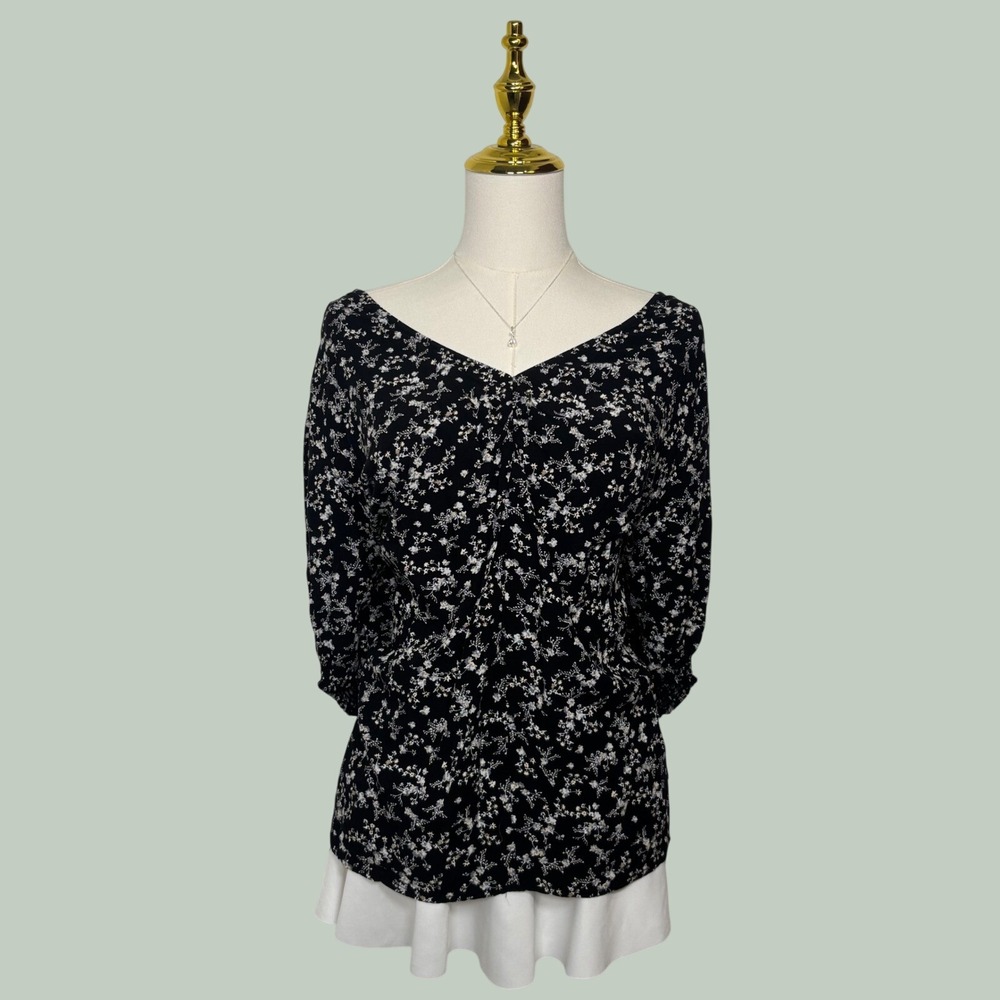 old navy black white blue‎ floral blouse v-neck coquette cottagecore whimsigoth